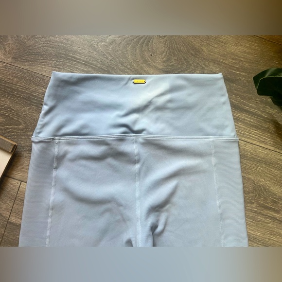 L*space Mercer Textured Ribbed Criss Cross Athletic Leggings in Mist. Size M - Picture 9 of 13
